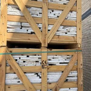 Klasyczny trawertyn Crazy Paving (9-10 sztuk/m²)