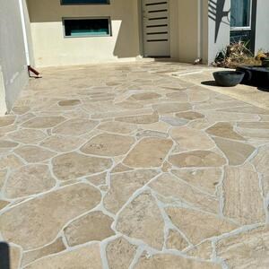 Klasyczny trawertyn Crazy Paving (9-10 sztuk/m²)