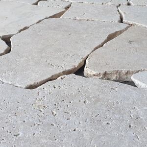 Klasyczny trawertyn Crazy Paving (9-10 sztuk/m²)