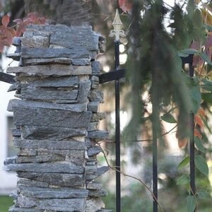 Slate Kavala 3D Strips | Kamień dekoracyjny do okładzin pionowych, zewnętrznych i wewnętrznych (10-12/paleta)