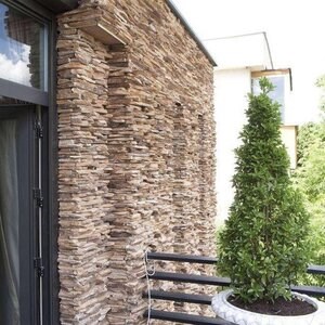 Paski 3D Slate Rusty Brown | Kamień dekoracyjny do okładzin pionowych, zewnętrznych i wewnętrznych (10-12/paleta)