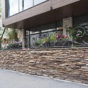 Paski 3D Slate Rusty Brown | Kamień dekoracyjny do okładzin pionowych, zewnętrznych i wewnętrznych (10-12/paleta)