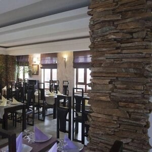 Paski 3D Slate Rusty Brown | Kamień dekoracyjny do okładzin pionowych, zewnętrznych i wewnętrznych (10-12/paleta)