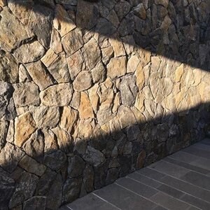 Poligonalny marmur Rock Face Akron
