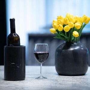 Marmurowy stojak na wino Czarny