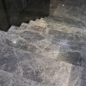 Polerowany szary marmur Tundra 2 cm - Blaty, stopnie, glazury i elementy personalizowane