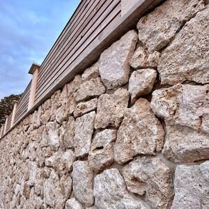 Marmur elewacyjny poligonalny Rock Face Ivory