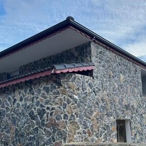 Marmur elewacyjny poligonalny Rock Face Lava Black