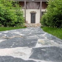 Zielony łupek wielokątny Laguna Lespezi - kamień naturalny do kostki brukowej, schodów ogrodowych, ścieżek (1 m2 = 3-5 sztuk)