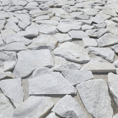 Marmur elewacyjny poligonalny Rock Face White