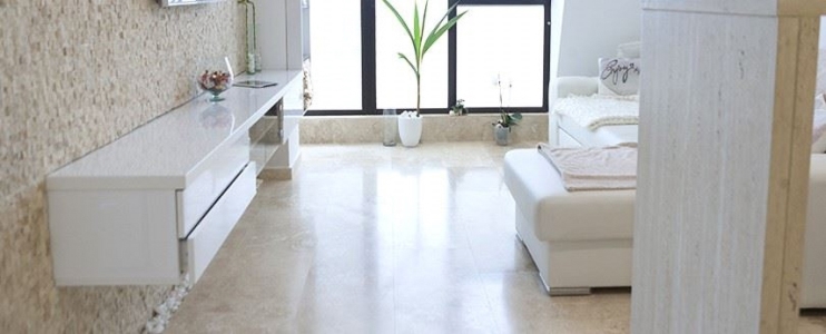 Jasny salon domowej roboty z trawertynem