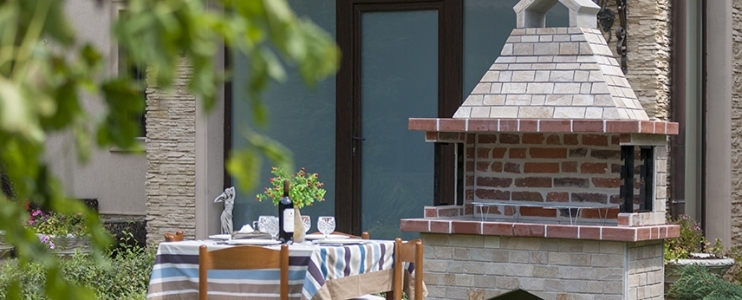 Grille ogrodowe obłożone dekoracyjnym kamieniem naturalnym | Architektura krajobrazu
